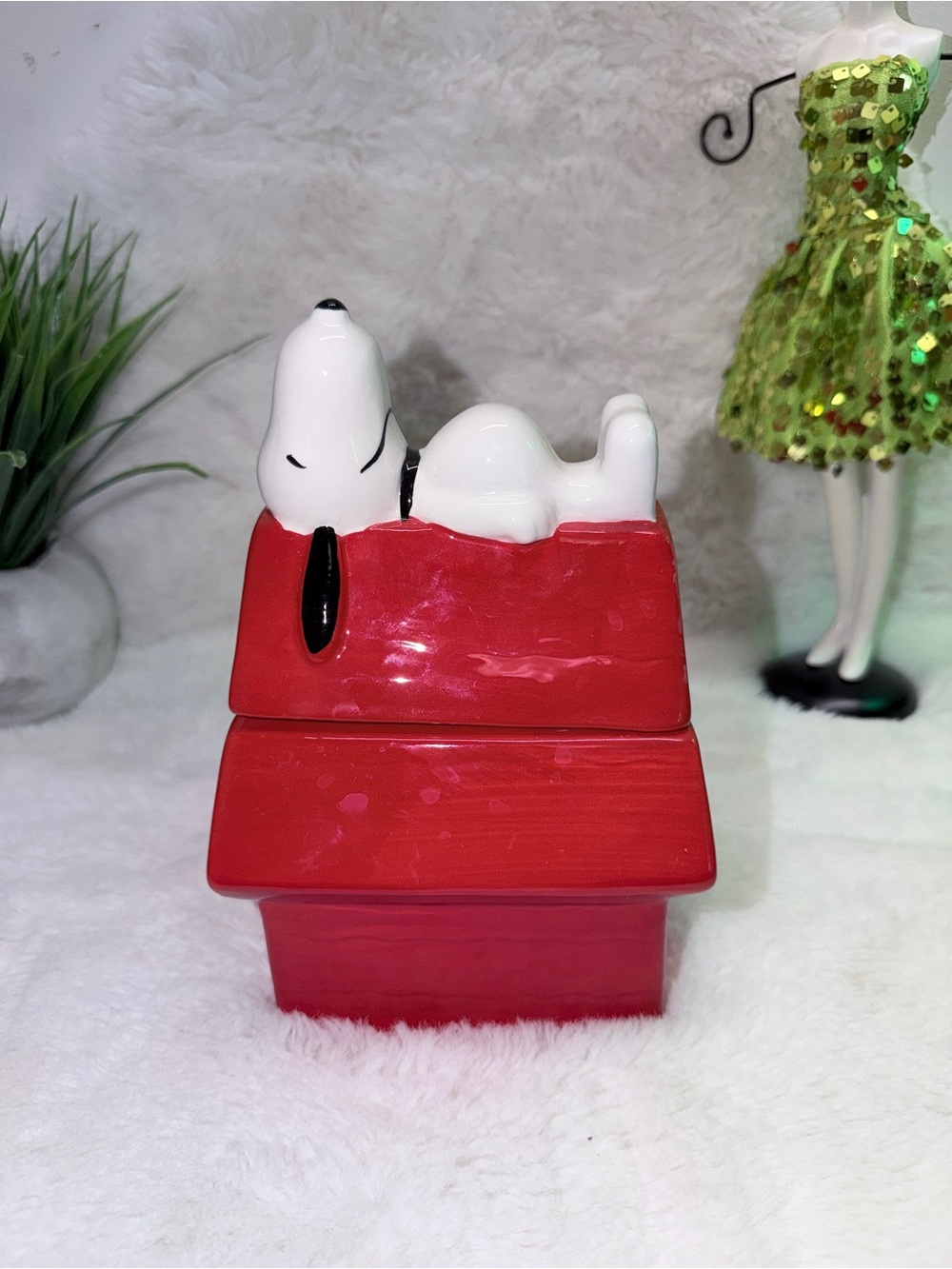 Peanuts Snoopy on Red Doghouse Ceramic Trinket Jar Approx 5x7 Inches 💝